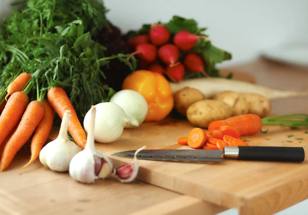 Légumes sur le bureau dans une cuisine — Photo