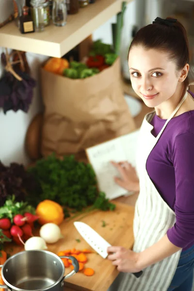주방에서 야채를 자르는 젊은 여자 — 스톡 사진