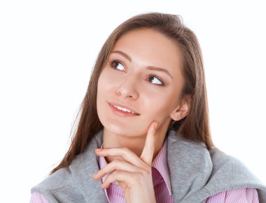 Beyaz arka planda duran genç kadın.