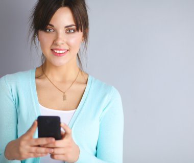 Akıllı telefon kullanan ve okuyan bir kadın