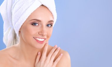 Başında bir gri arka plan üzerine bir havlu ile güzel kadın