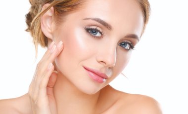 genç bir kadın yüzü beyaz zemin üzerine izole dokunmadan