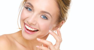 genç bir kadın yüzü beyaz zemin üzerine izole dokunmadan