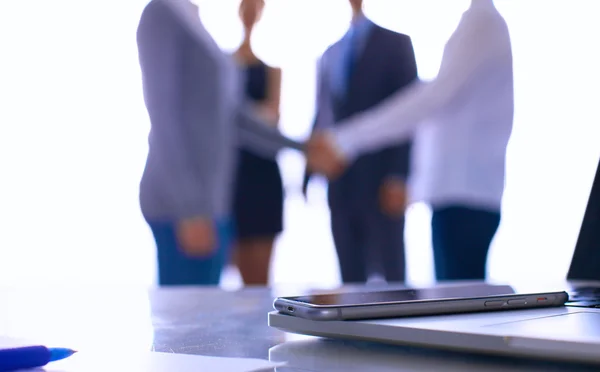 Laptop  computer on  desk ,  businesspeople standing in the background — Stock Photo, Image