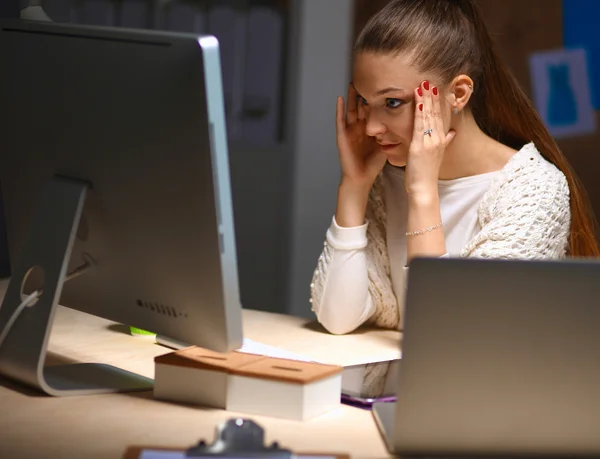 Młoda i piękna bizneswoman zmęczona pracą w biurze — Zdjęcie stockowe