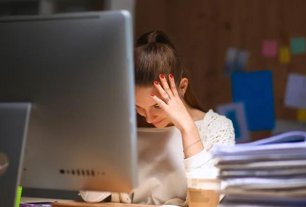 Junge und schöne Geschäftsfrau müde von der Arbeit im Büro — Stockfoto