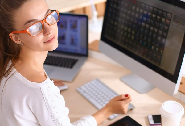 Jonge vrouw werkt in het kantoor, zit aan het bureau — Stockfoto