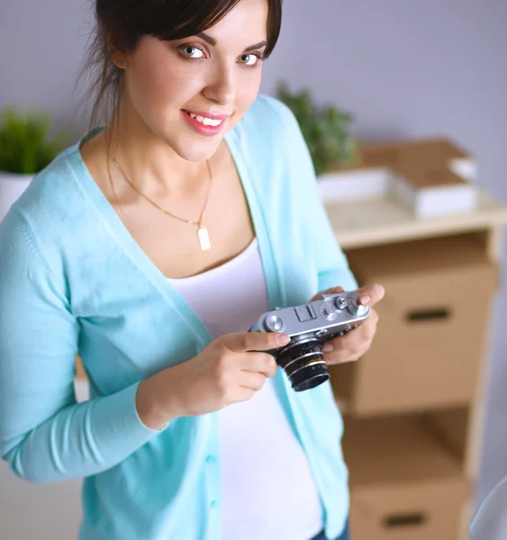 Frau ist professionelle Fotografin mit Kamera — Stockfoto