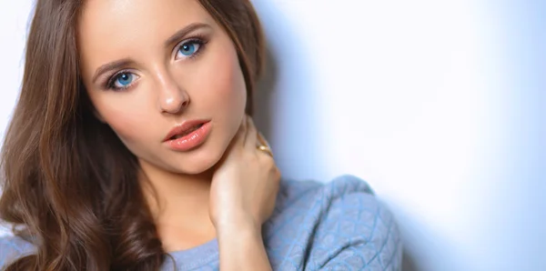 Portrait of an attractive fashionable young brunette woman — Stock Photo, Image