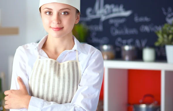 Chef kvinna porträtt med uniform i köket — Stockfoto