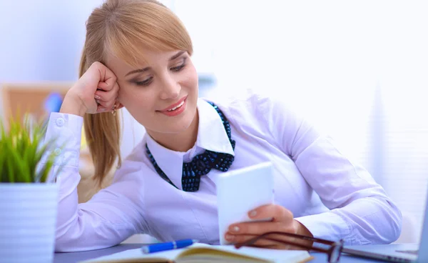 Portret van een zakenvrouw aan een bureau met een laptop — Stockfoto