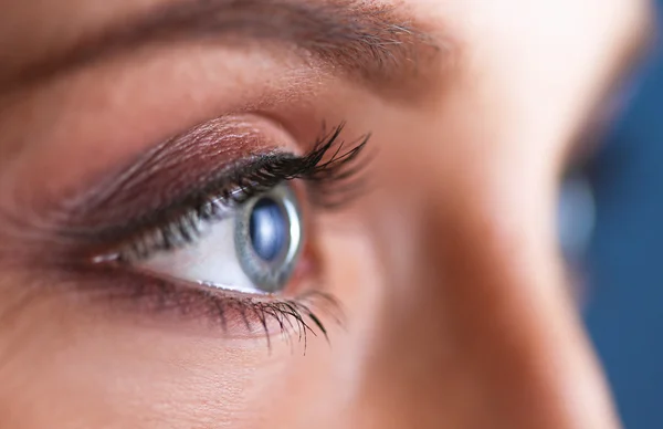 Een mooie vrouw, portret geïsoleerd op blauwe achtergrond — Stockfoto