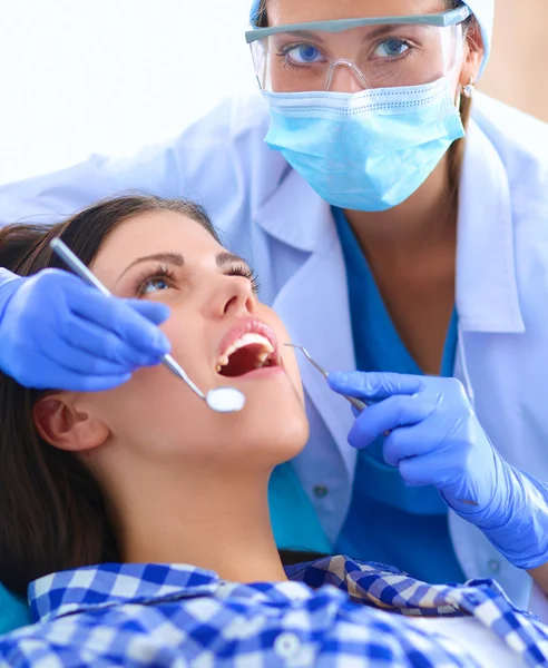 Mulher dentista trabalhando em seus pacientes dentes — Fotografia de Stock