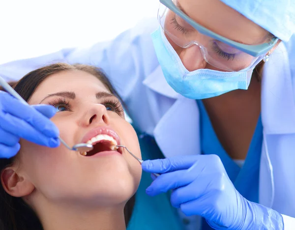 Mulher dentista trabalhando em seus pacientes dentes — Fotografia de Stock