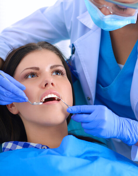 Женщина-дантист работает с зубами своих пациентов