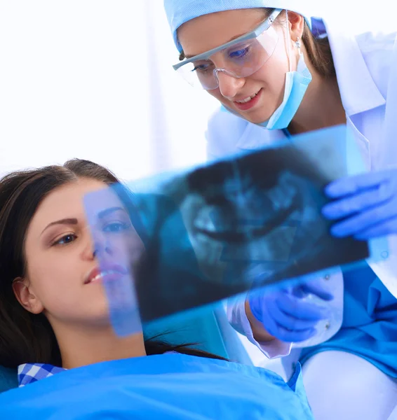 Mujer dentista trabajando en los dientes de sus pacientes —  Fotos de Stock