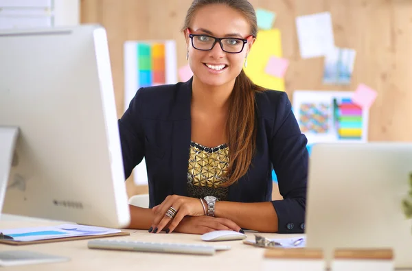 Créateurs de mode travaillant en studio assis sur le bureau — Photo