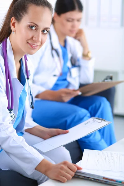 Glückliches medizinisches Team diskutiert und arbeitet zusammen — Stockfoto