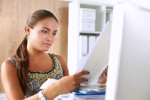 Junge und schöne Geschäftsfrau müde von der Arbeit im Büro — Stockfoto