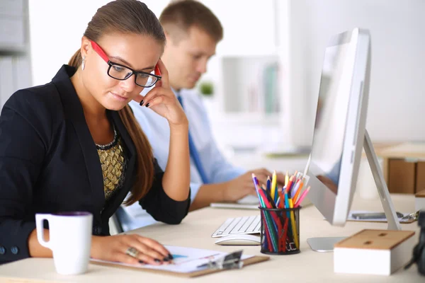 Modeontwerpers werken in studio zittend op het bureau — Stockfoto