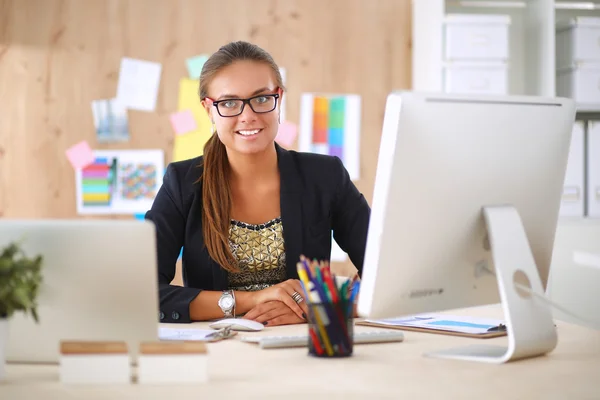 Modeontwerpers werken in studio zittend op het bureau — Stockfoto