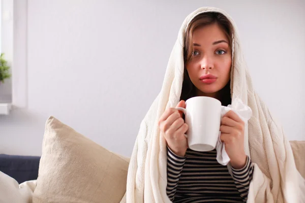 Portret van een zieke vrouw haar neus waait zittend op de Bank — Stockfoto