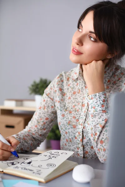 Portret van een zakenvrouw aan het bureau — Stockfoto