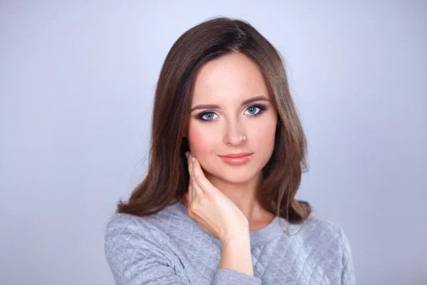 Portrait of an attractive fashionable young brunette woman — Stock Photo, Image