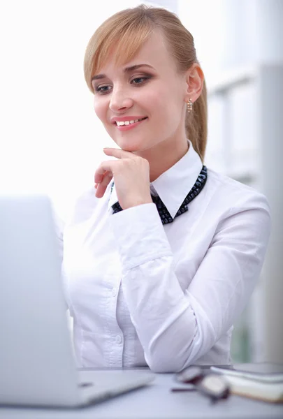 Porträt einer Geschäftsfrau am Schreibtisch — Stockfoto