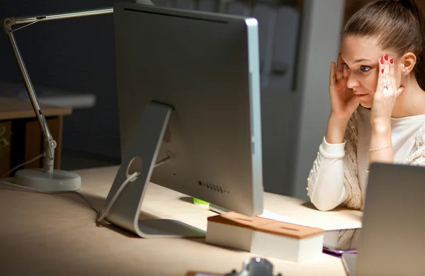 Joven y hermosa mujer de negocios cansada de trabajar en la oficina — Foto de Stock