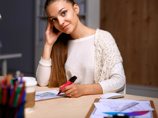 Mujer joven trabajando en la oficina, sentada en el escritorio — Foto de Stock