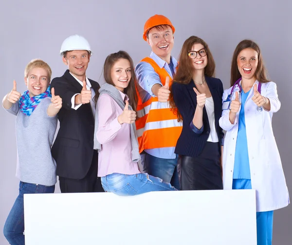 Retrato de pessoas sorridentes com várias ocupações segurando cartaz em branco mostrando ok — Fotografia de Stock