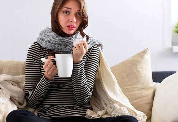 Portret van een zieke vrouw haar neus waait zittend op de Bank — Stockfoto