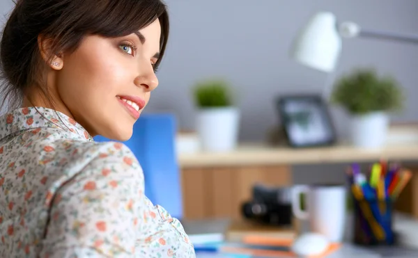 Portret van een jonge vrouw zit op Bureau — Stockfoto