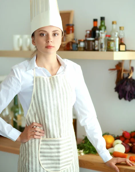 Retrato de mujer chef con uniforme en la cocina —  Fotos de Stock