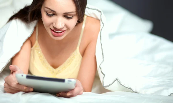 女人在床上用平板电脑 — 图库照片