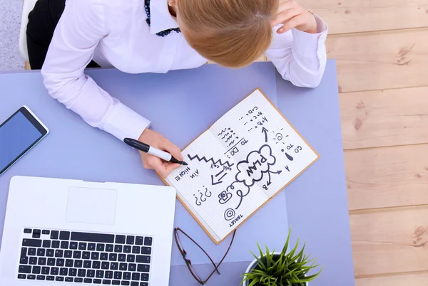 Porträt einer Geschäftsfrau am Schreibtisch mit Laptop — Stockfoto