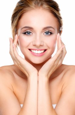 genç bir kadın yüzü beyaz zemin üzerine izole dokunmadan