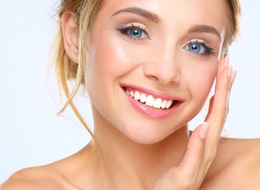 genç bir kadın yüzü beyaz zemin üzerine izole dokunmadan