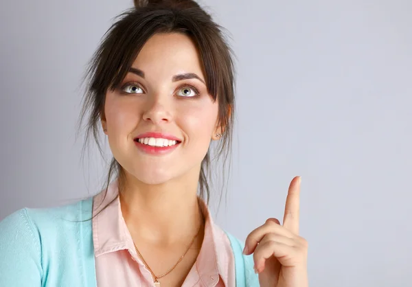 Portrait of an attractive fashionable young brunette woman — Stock Photo, Image