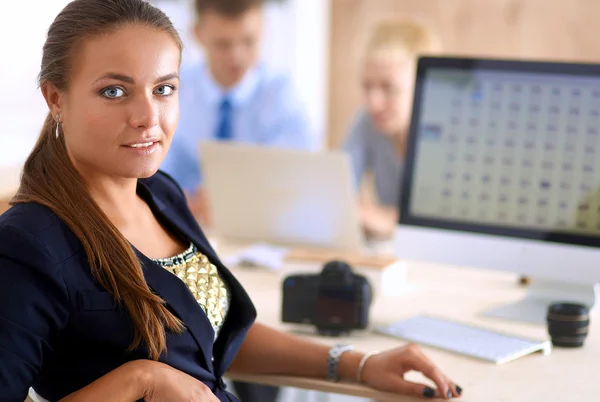 Modeontwerpers werken in studio zittend op het bureau — Stockfoto