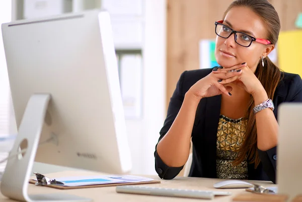 Modeontwerpers werken in studio zittend op het bureau — Stockfoto