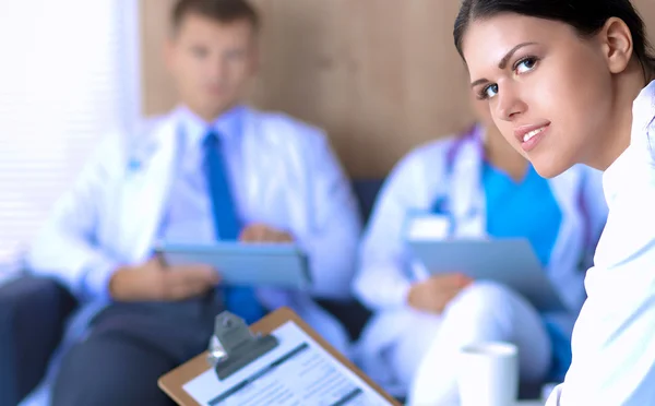 Glückliches medizinisches Team diskutiert und arbeitet zusammen — Stockfoto