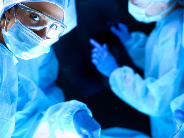 Cirujano de equipo en el trabajo en el hospital — Foto de Stock