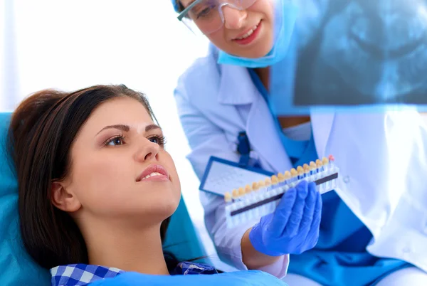 Donna dentista che lavora presso i suoi denti pazienti — Foto Stock