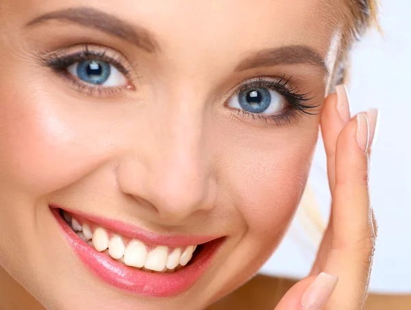 genç bir kadın yüzü beyaz zemin üzerine izole dokunmadan