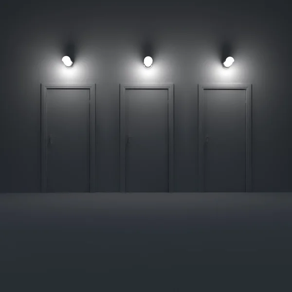 Drie deuren in donkere kamer — Stockfoto