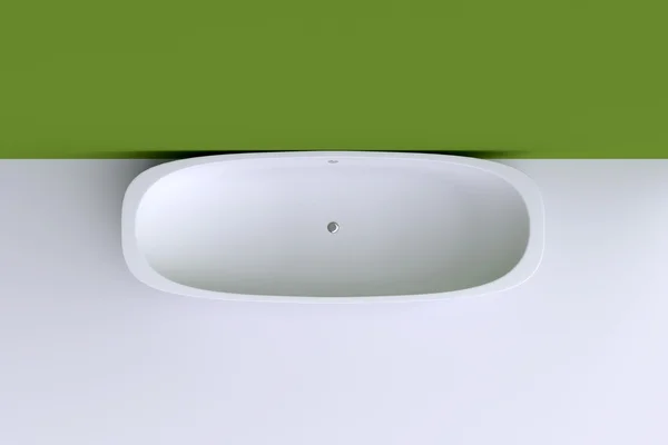 Современная белая ванна у стены — стоковое фото