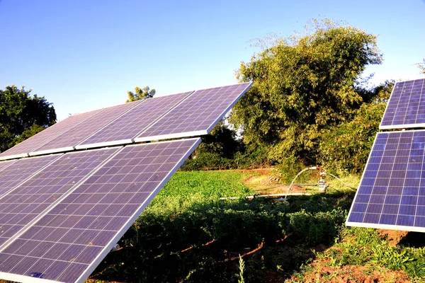 Arazi Sulama Için Tarım Ekipmanları Güneş Panelleri Arkasında Jeti Var — Stok fotoğraf