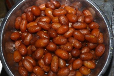 Hindistan 'ın ünlü tatlıları Gulab Jamunları çelik tabaklarla süslenmiştir..